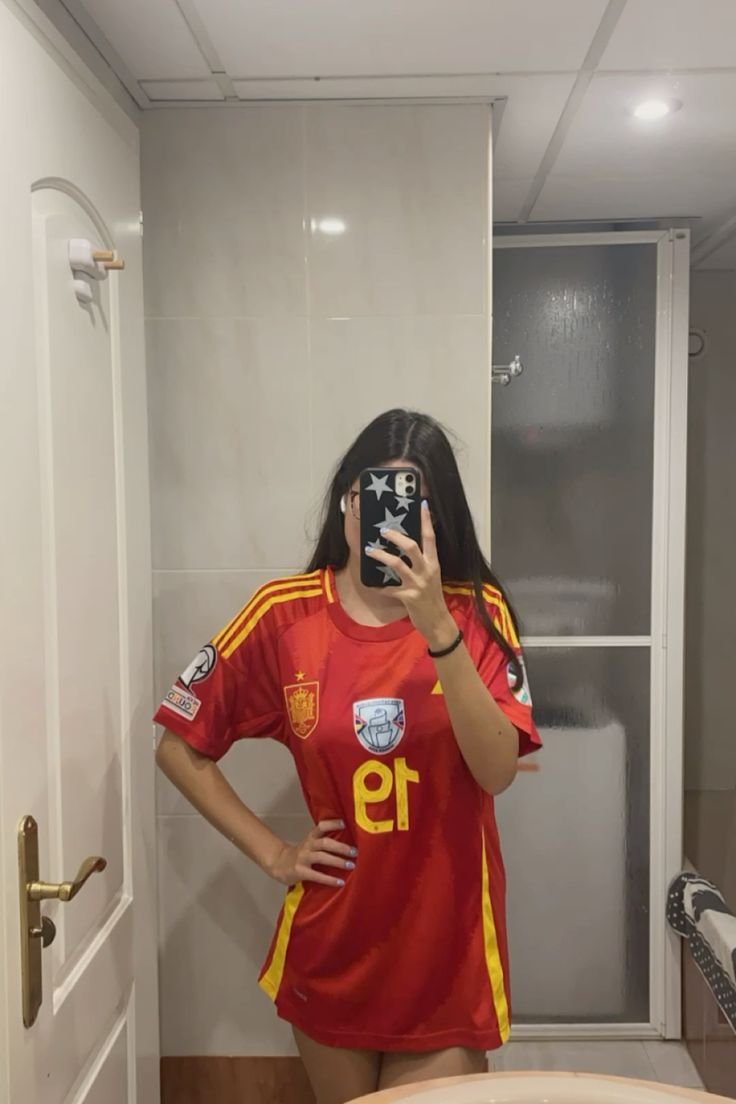 Foto de Elena López con su camiseta